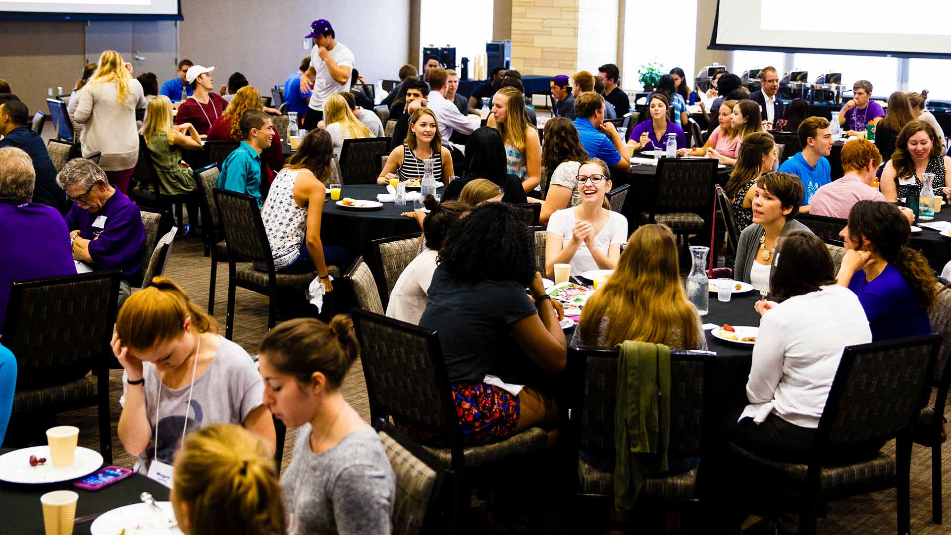 Students and alums converse during a fall leadership institute student alumni breakfast.