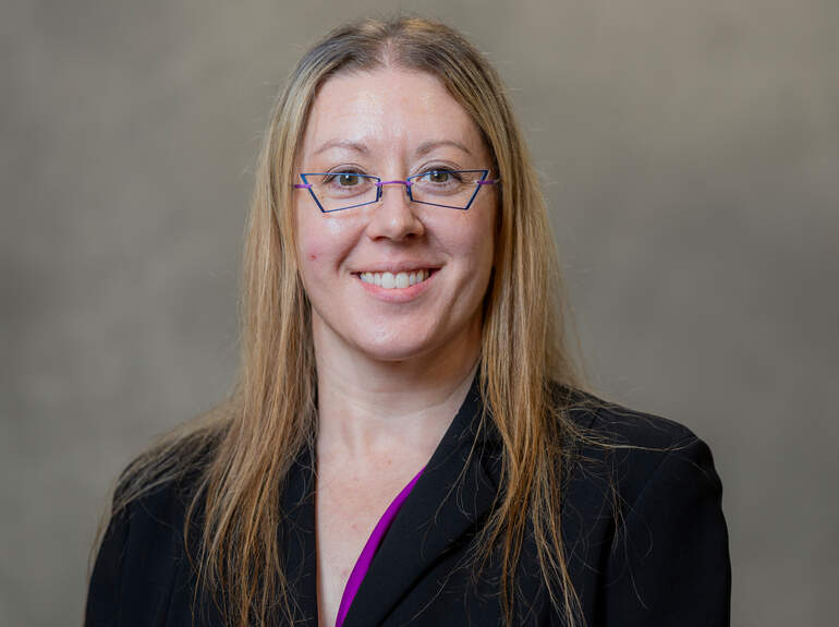 Danielle Hansen headshot.