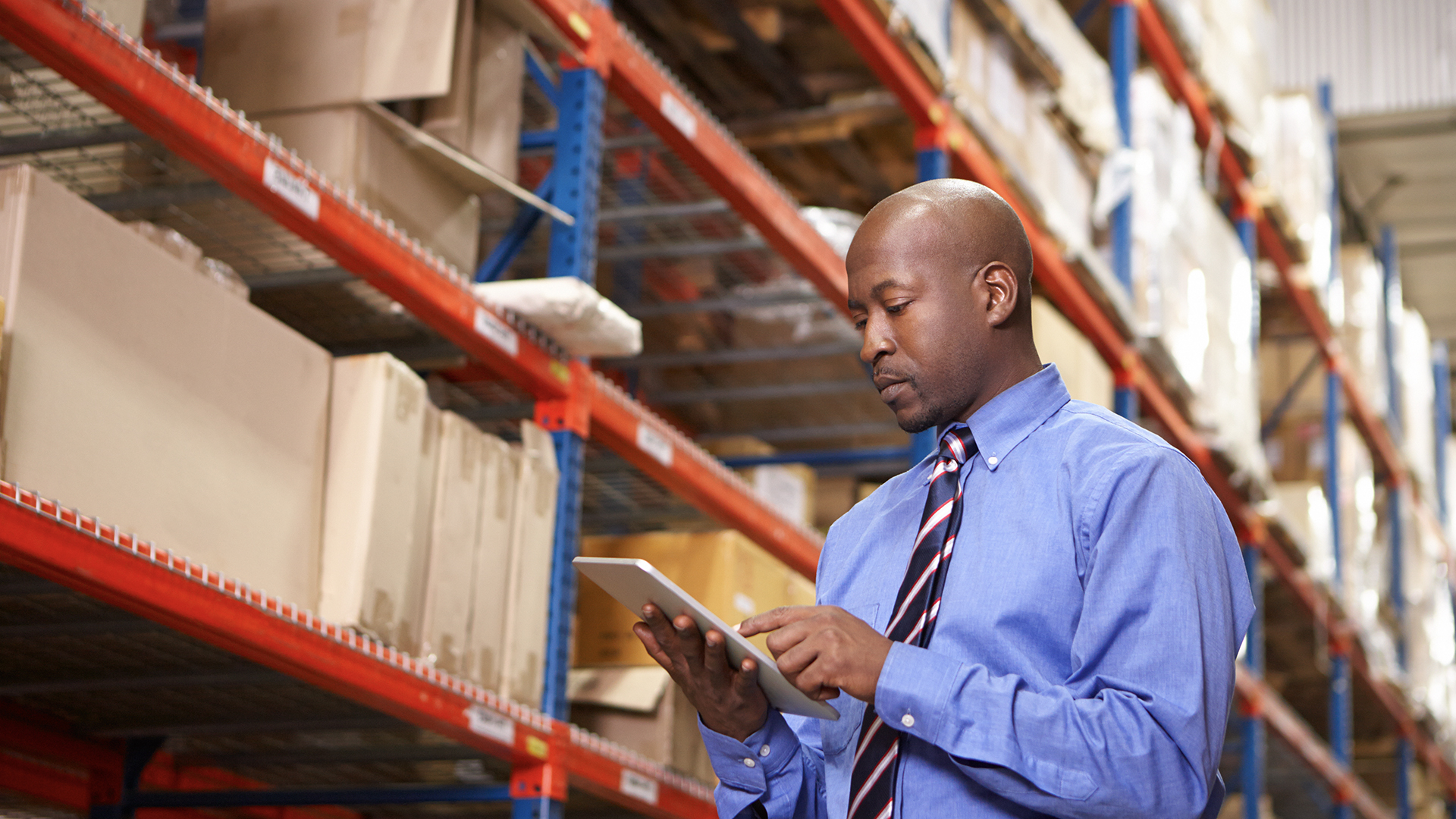 People in warehouse discussing inventory.