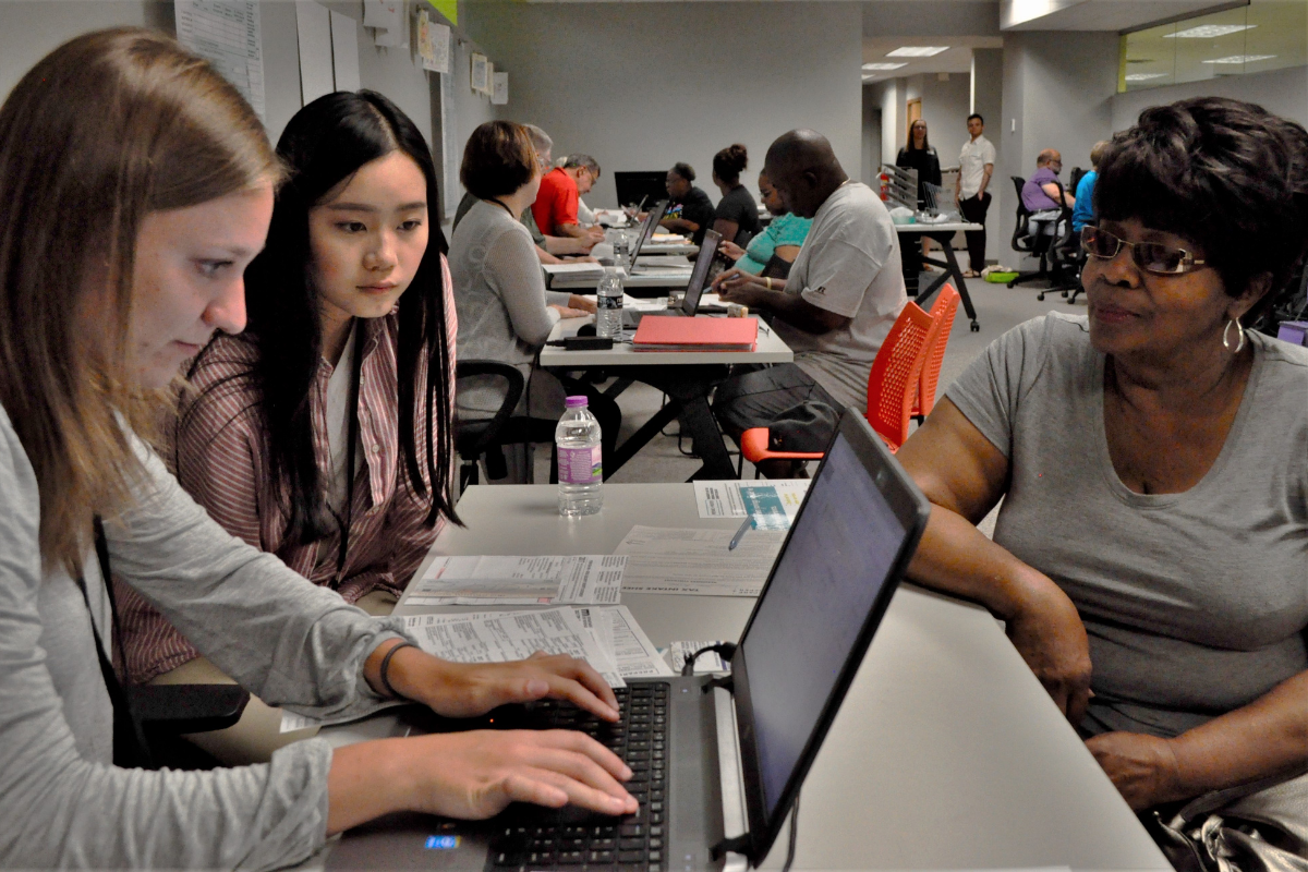 Students at computer with advisor