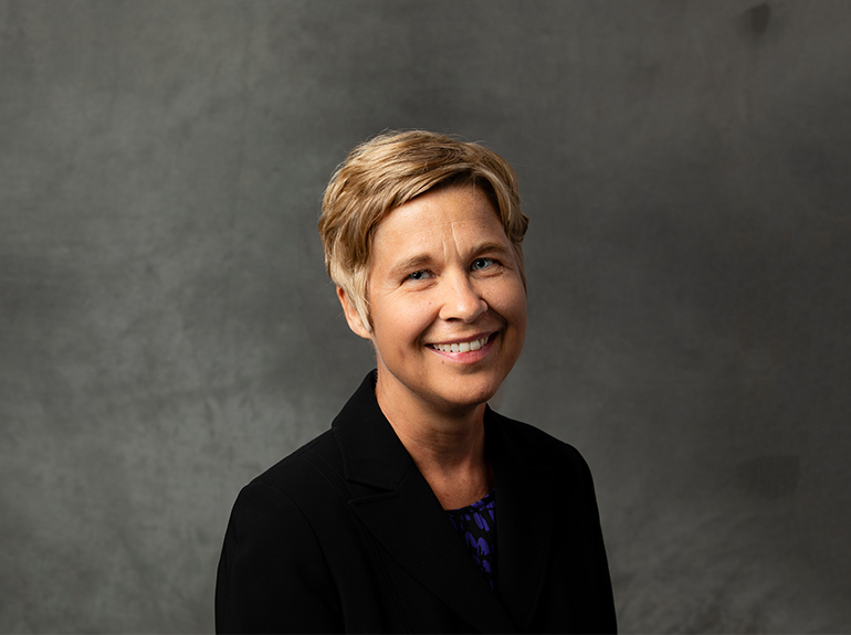 Julie Reiter headshot.