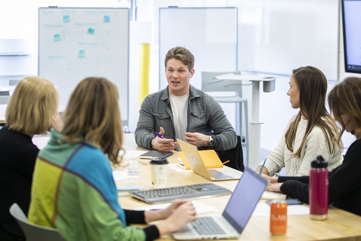 Faculty and staff meet with the director of the Gener8tor accelerator program in the Facilities Design Center.