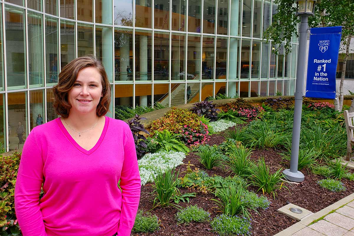 Sunni Hemingsen posing for a photo outside of the Mayo Clinic.